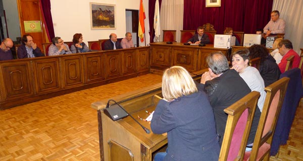 En ausencia do alcalde, a sesión foi presidida por Aurentino Alonso./ Foto: Ángeles Rodríguez.