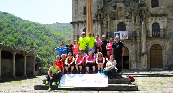 Os participantes no adro do Santuario das Ermitas (O Bolo)./ Foto: Trotadas Valdeorras.