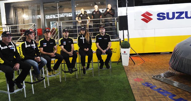 Nun primeiro plano, imaxe dos pilotos oficiais de Suzuki-Repsol e, ao fondo, López Frade, López Castejón e Vidal.