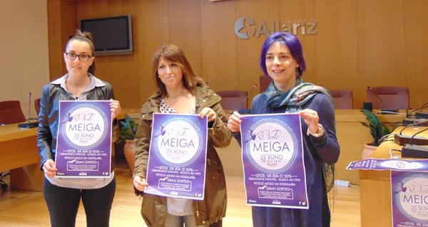 Os organizadores da Noite Meiga mostran o cartel do evento, que será este venres.