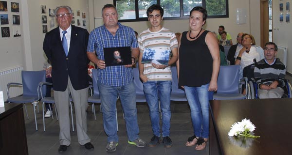 Entrega de premios do ano pasado. De  esquerda a dereita: o mecenas, Camilo Yáñez; un membro do xurado; Lois Anxo, gañador de 2015; e a alcaldesa, Yolanda Jácome.