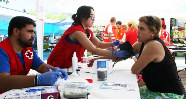 A carpa da Cruz Roja informa sobre hábitos saudables e fai control da diabetes e hipertensión.