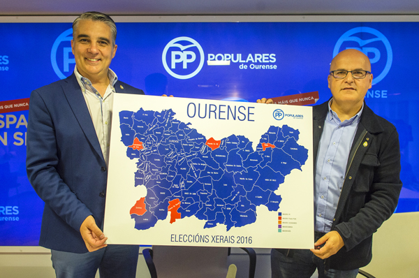 Miguel Ángel Viso e Manuel Baltar sostendo o mapa que recolle en azul os concellos ourensáns nos que ganou o PP.