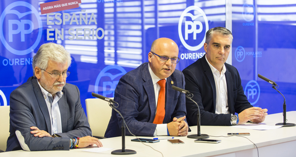 O presidente do PP de Ourense, intervindo na comparecencia ante os medios de comunicación.