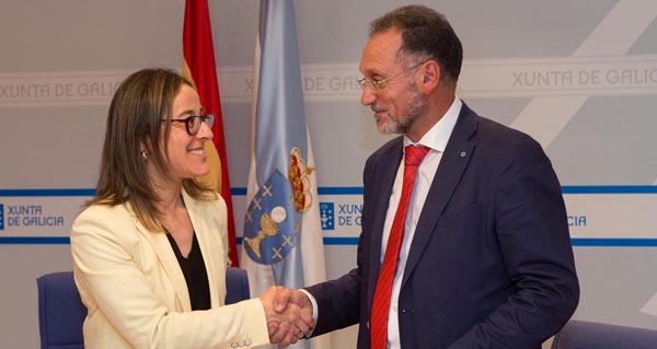A conselleira de Infraestruturas e Vivenda, Ethel Vázquez, tras asinar un convenio de colaboración co alcalde de San Cibrao das Viñas, Manuel Pedro Fernández. 