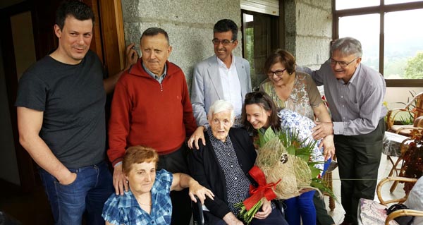 A centenaria, con famiiliares e o alcalde de Sober./ Foto: Concello de Sober.