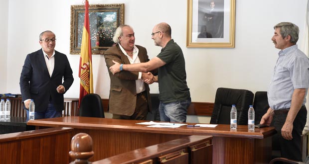 O presidente de Strategic Minerals Spain, Jaime Pérez e o alcalde de Viana, Secundino Fernández. /Foto: Carlos G. Hervella.