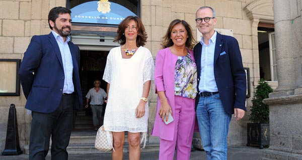 Mato (segunda pola dereita) visitou hoxe o Concello de Ourense para asinar un acordo de colaboración.
