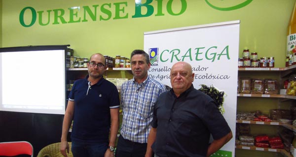 De esquerda a dereita, o secretario, o presidente e o vicepresidente de Craega, esta mañá en Ourense.