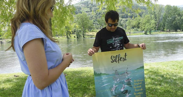 Jorge amosa o cartaz do II SilFest. /Foto: Mónica. G. Bellver.