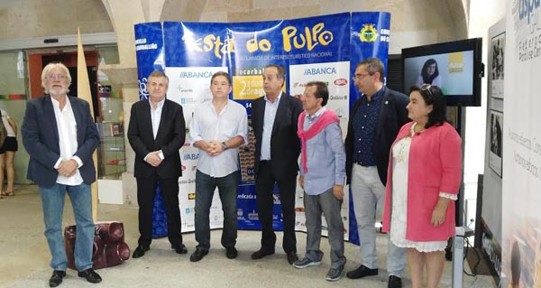 Imaxe dos representantes que se desprazaron até Pontevedra para presentar a Festa do Pulpo.