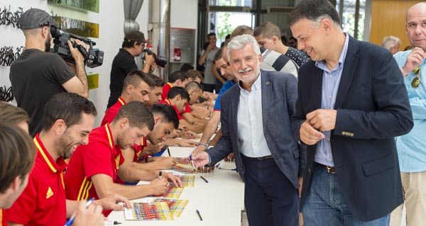 Rosendo Fernández e Bernardino González na firma de autógrafos da Selección Española de fútbol sala.