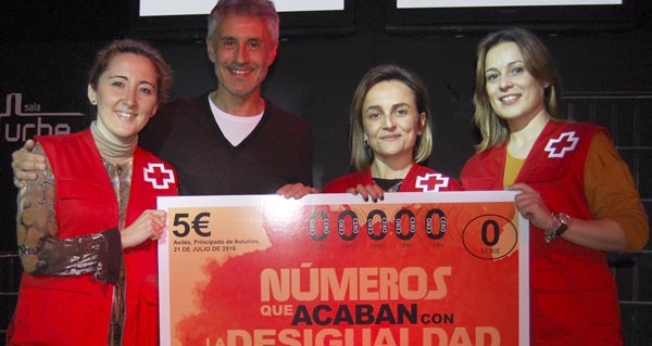 O cantante Sergio Dalma con traballadoras de Cruz Vermella Ourense. /Foto cedida.