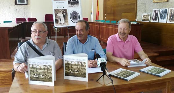 O alcalde do Carballiño, Francisco Fumega, cos membros da Asociación Fotográfica O Potitos, editora do libro.