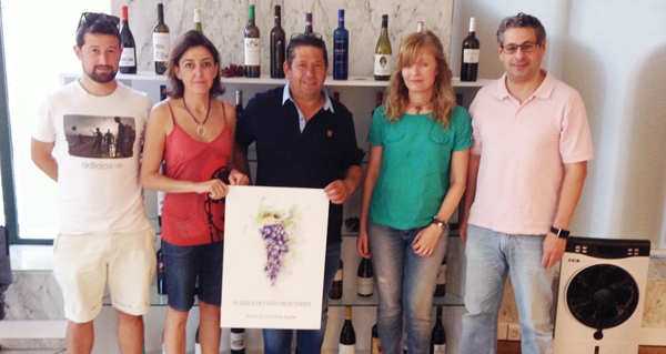 O xurado co cartaz que ilustrará a XI Feira do Viño de Monterrei./ Foto cedida polo CRDO Monterrei.