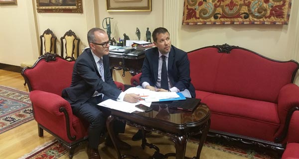Vázquez asina co representante do consorcio a cesión da parcela municipal.