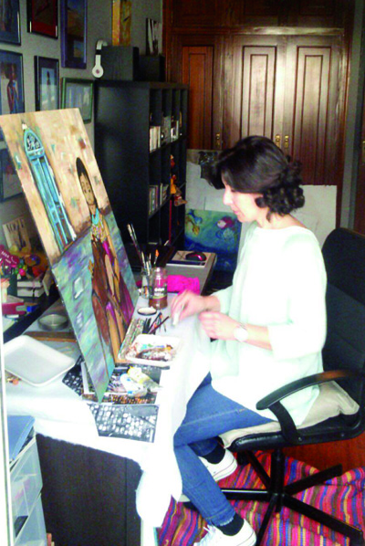 A pintora Lola Doporto, natural de Millarouso (O Barco), pintando no seu estudo.