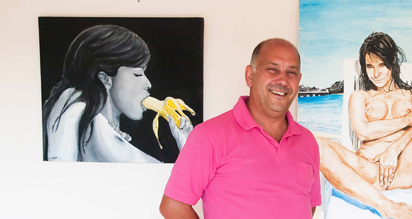 O pintor barquense Chere, con algúns dos seus cadros./ Foto cedida.