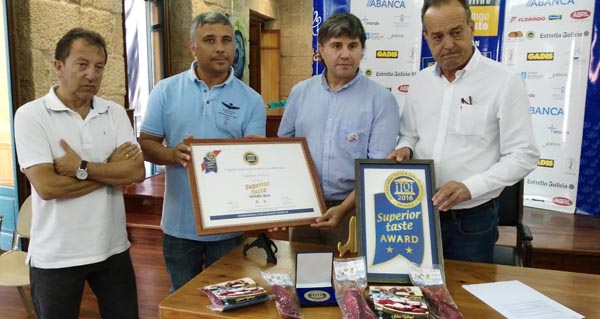 Os irmáns González Atanes, propietarios da firma galardoada, presentaron ao alcalde e ao edil de Turismo a placa do recoñecemento.