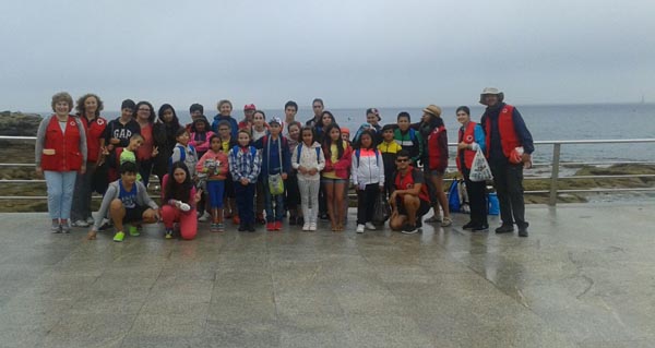 Un grupo de nenos da Cruz Vermella Ourense visitou onte as Illas Cíes.
