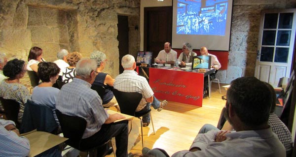 Un momento da presentación das postais de Moreiras, onte, na Casa dos Poetas de Celanova.