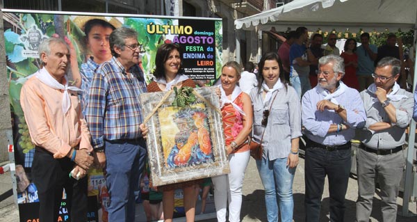 Ángeles Vázquez (no centro co cartel) foi a pregoeira da Festa da Vendima de Leiro deste ano.