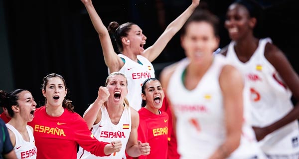 As xogadoras españolas celebrando o triunfo fronte ás turcas no derradeiro segundo do partido./ Foto: FEB/FIB.