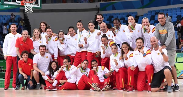 A selección española de baloncesto feminino coa medalla de prata./ Foto: FIB.