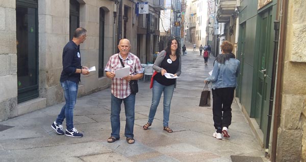 Os nacionalistas fixeron campaña nas rúas de Ourense para dar a coñecer a situación das escolas infantís e as prazas.