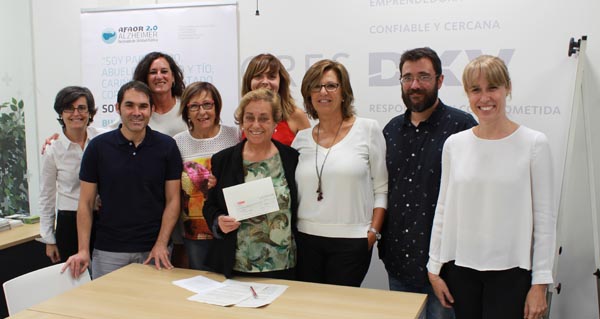 Imaxe do equipo de DKV Seguros en Ourense con membros de Afaor, co talón doado ao colectivo.