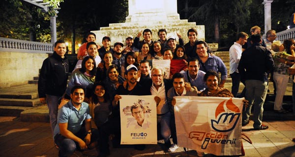 Un grupo de mozos das Nuevas Juventudes do Partido Nacional Mexicano participou onte na pegada de carteis do PP en Ourense. // Foto: Carlos G. Hervella