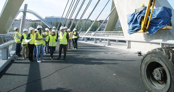 Un momento da visita da conselleira á Ponte do Milenio de Ourense, acompañada polo alcalde e o director da Axencia Galega de Infraestruturas.