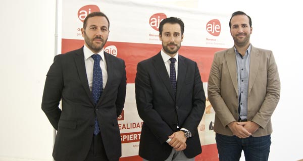 Dende a esquerda, Germán Rodríguez, Lois Babarro e César González, antes de comezar a presentación dos premios. 