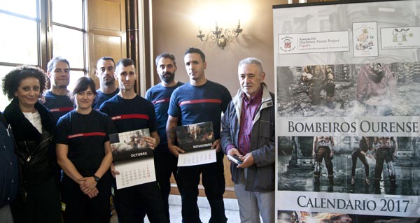 Membros do Corpo de Bombeiros de Ourense, esta mañá, na presentación do calendario solidario 2017. // Foto: S.F.