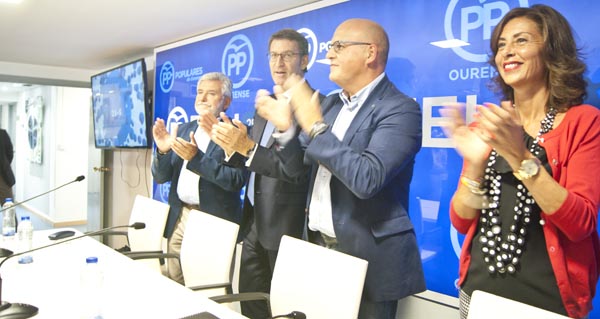 Dende a esquerda, Fernández, Feijóo, Baltar e Mouteira, recibidos entre aplausos na sede do PPOU. // Foto: S.F.