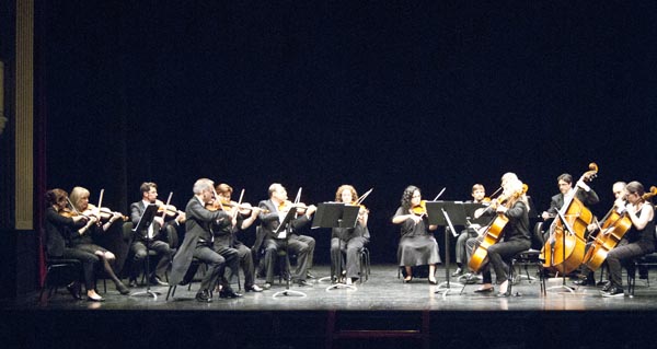 Un momento da actuación da RFG, no Teatro Principal de Ourense. // Foto: Sara Fontenla.