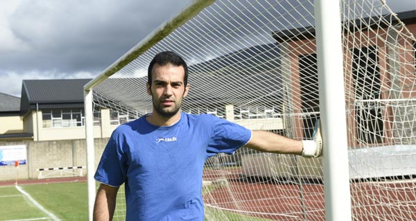 Marcos Macía na portería do campo de fútbol de Calabagueiros, no Barco./ Foto: Carlos G. Hervella.