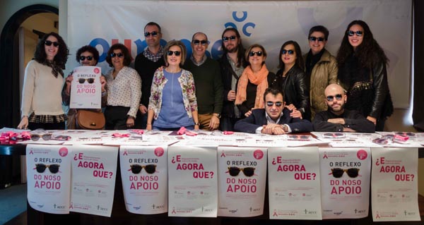 Representantes do CCA e da AECC de Ourense posan coas gafas de sol que se venderán para recadar fondos.