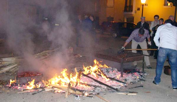 Preparando o lume para asar as castañas no magosto de Vilanova o ano pasado. /Foto cedida.