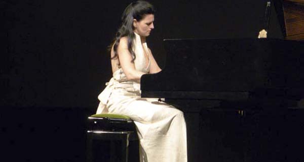 A pianista Sara Marianovich nun concerto celebrado no Teatro Lauro Olmo do Barco de Valdeorras. /Foto: Mónica G. Bellver.