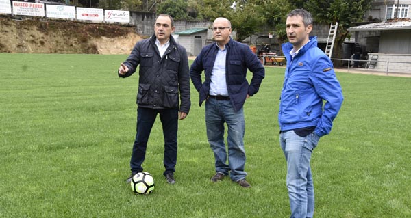 Dende a esquerda, Aparicio, Baltar e Pérez, esta mañá, no campo de fútbol A Queixeira.