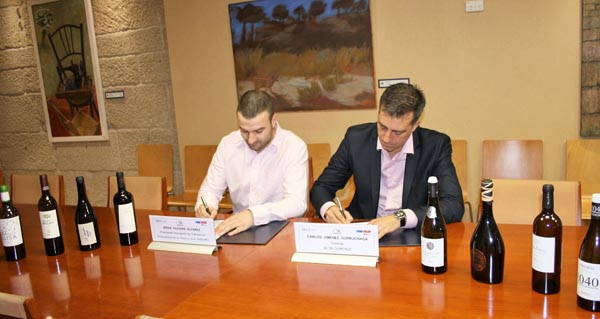 Sinatura do convenio entre a Asociación de Colleiteiros do Ribeiro e Seur na CEO.