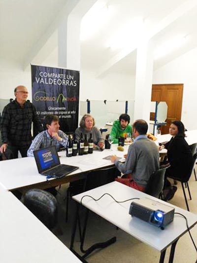 A Master of Wine e os seus alumnos, catando viños na sede do Consello Regulador da D.O. Valdeorras.