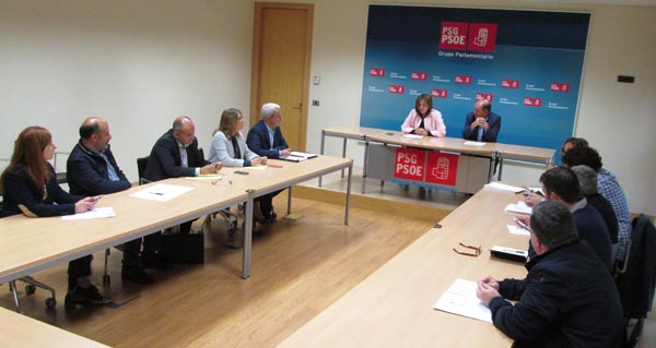 Imaxe da reunión dos socialistas, presidida por Pilar Cancela.