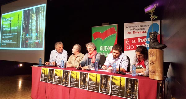 Lidia Senra, no centro, na mesa redonda coa que se abría a xornada no Auditorio de Ourense.