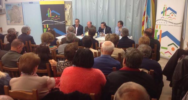 Un momento da conferencia impartida polo alcalde do Carballiño no Centro Galego de Lleida.