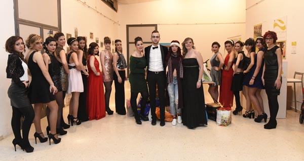 Os organizadores e as modelos do desfile solidario celebrado en Viana o ano pasado. /Foto: Carlos G. Hervella.