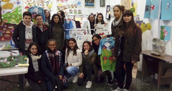 Os alumnos de 2º da ESO co traballo gañador, na exposición na Casa da Cultura de Ponferrada.