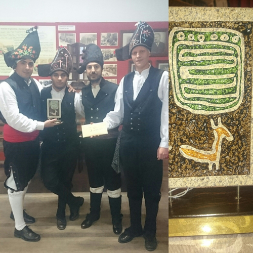 Os integrantes do Bran Cuaret co trofeo e o detalle do premio. Foto cedida pola Asociación Cultural Bran.