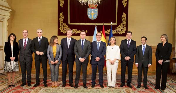 Os novos conselleiros, tras tomar posesión, co presidente da Xunta.